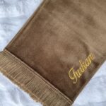 schlichter samtgebetsteppich mit namen braun