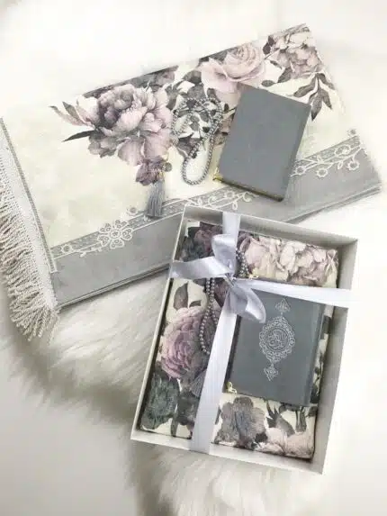 Gebetsteppich mit Namen ER-Rabii 110x70 Personalisierter Gebetsteppich mit luxuriösen Fransen Gebetsteppich mit hochwertigem Unterbodenstoff Gebetsteppich mit Namen als Geschenk Ramadan Eid