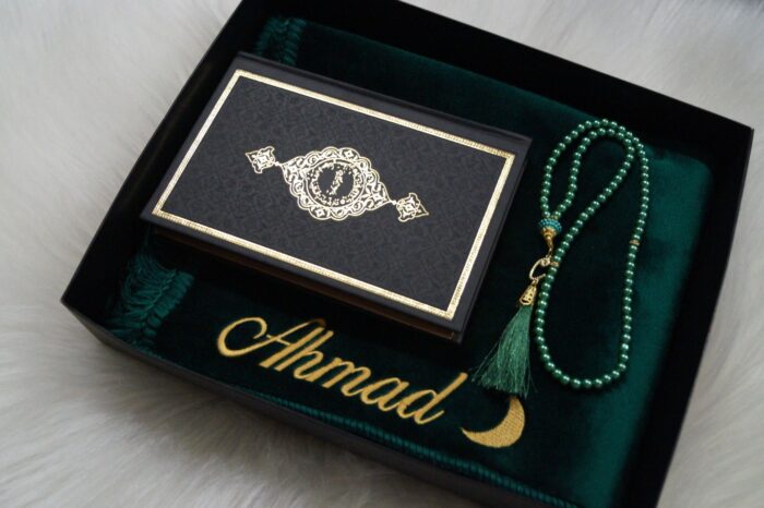 Personalisierter Gebetsteppich mit Namen Set– einfarbig & musterlos – Bild 3