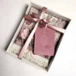 Gebetsteppich mit Namen ER-Rabii 110x70 Personalisierter Gebetsteppich mit luxuriösen Fransen Gebetsteppich mit hochwertigem Unterbodenstoff Gebetsteppich mit Namen als Geschenk Ramadan Eid