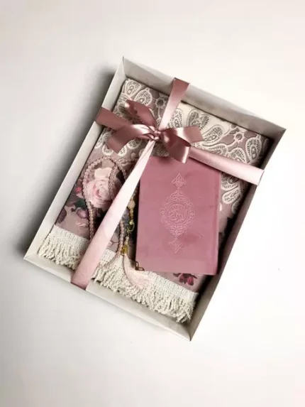 Gebetsteppich mit Namen ER-Rabii 110x70 Personalisierter Gebetsteppich mit luxuriösen Fransen Gebetsteppich mit hochwertigem Unterbodenstoff Gebetsteppich mit Namen als Geschenk Ramadan Eid