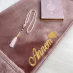 Schlichtes Samtgebetsteppich-Set erstellen