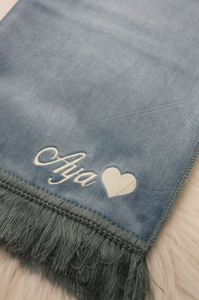 Personalisierter Gebetsteppich mit Namen – einfarbig & musterlos – Bild 4